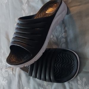 Avia slip-ons, black, 9 wide.